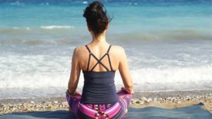 Konzentration und Mediatation am Strand gelingt mit d-Galaktose - wie hier bei dieser Frau